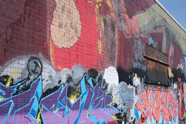 On the trail of street art & live music